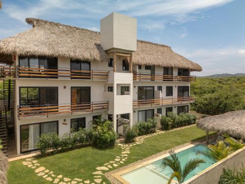 Santa María ColotepecにあるCozy 2BR Apto Terrace, Pool & AC Steps from Beachのプールのあるリゾートの航空写真