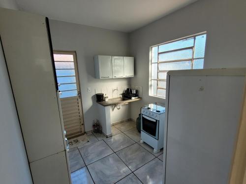 een keuken met een wastafel en een fornuis. bij Casa com 2 quartos no Aero Rancho in Campo Grande