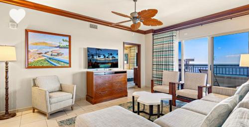 un salon avec un canapé et des chaises dans l'établissement Maui Marriott resort & Ocean Club, à Lahaina