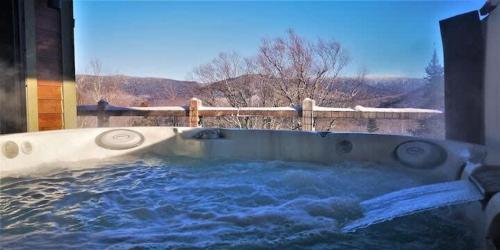 Nespecifikovaný výhled na hory nebo výhled na hory při pohledu z chaty