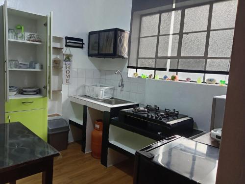 a small kitchen with a stove and a sink at Casa Hospedaje in Ayacucho
