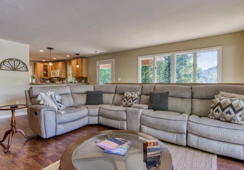 Memorable "Deer & Doe" by HoneyBearCabins 4BR 3BA, Mountain View Deck, Farmhouse Decor, Fireplace, 3 Acres photo 9