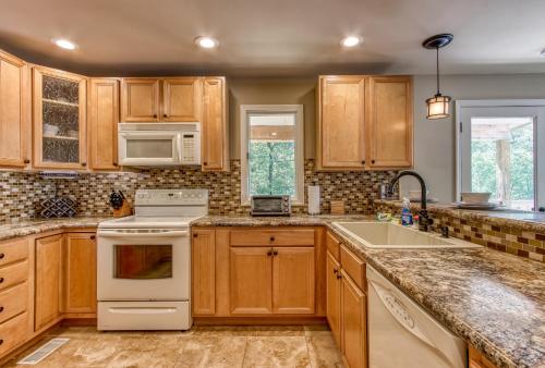 Memorable "Deer & Doe" by HoneyBearCabins 4BR 3BA, Mountain View Deck, Farmhouse Decor, Fireplace, 3 Acres photo 10