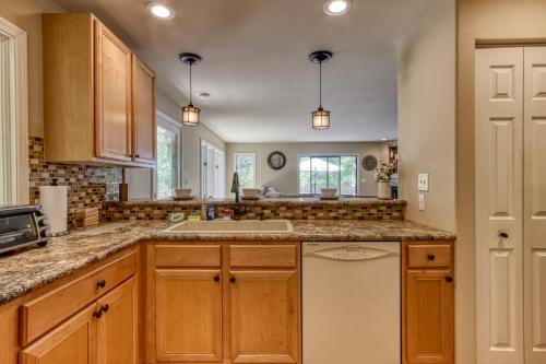 Memorable "Deer & Doe" by HoneyBearCabins 4BR 3BA, Mountain View Deck, Farmhouse Decor, Fireplace, 3 Acres photo 11