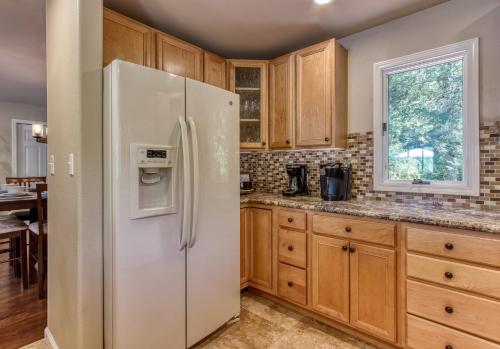 Memorable "Deer & Doe" by HoneyBearCabins 4BR 3BA, Mountain View Deck, Farmhouse Decor, Fireplace, 3 Acres photo 12