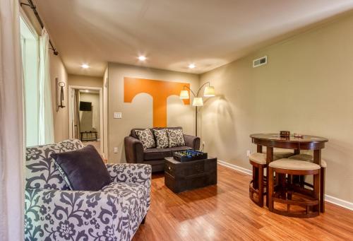 Memorable "Deer & Doe" by HoneyBearCabins 4BR 3BA, Mountain View Deck, Farmhouse Decor, Fireplace, 3 Acres photo 14