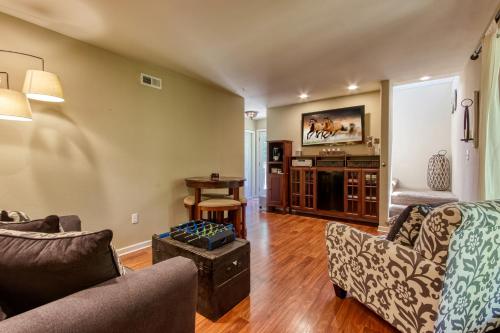 Memorable "Deer & Doe" by HoneyBearCabins 4BR 3BA, Mountain View Deck, Farmhouse Decor, Fireplace, 3 Acres photo 15
