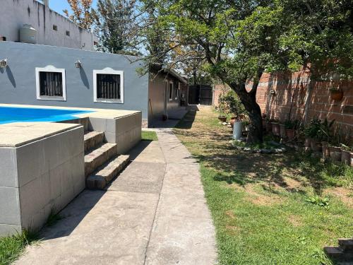 une maison avec un trottoir à côté d'un bâtiment dans l'établissement Casa de descanso Emiliano, à Salta