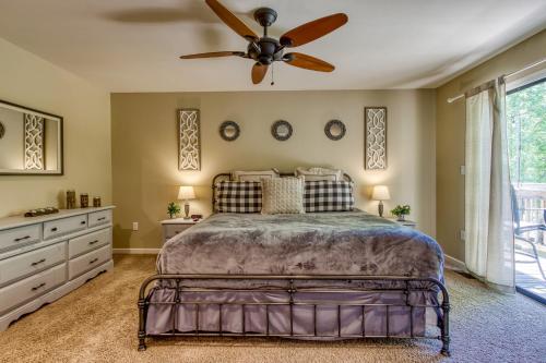 Memorable "Deer & Doe" by HoneyBearCabins 4BR 3BA, Mountain View Deck, Farmhouse Decor, Fireplace, 3 Acres photo 16