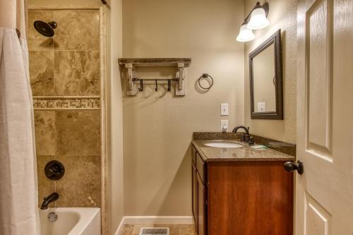Memorable "Deer & Doe" by HoneyBearCabins 4BR 3BA, Mountain View Deck, Farmhouse Decor, Fireplace, 3 Acres photo 18