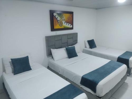 Giường trong phòng chung tại hotel bogota corferias