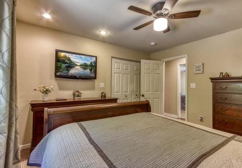 Memorable "Deer & Doe" by HoneyBearCabins 4BR 3BA, Mountain View Deck, Farmhouse Decor, Fireplace, 3 Acres photo 20