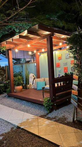 帕罗卡Morada Vista Verde的甲板上配有一张沙发的木制凉亭