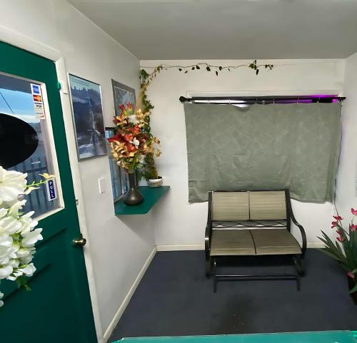 Posezení v ubytování Tacoma Center Motel