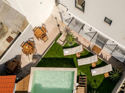 an overhead view of a pool in a house with a lawn at DesKanzo Guest House - Silva Brinco in São Mamede de Infesta