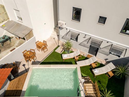 Swimmingpoolen hos eller tæt på DesKanzo Guest House - Silva Brinco