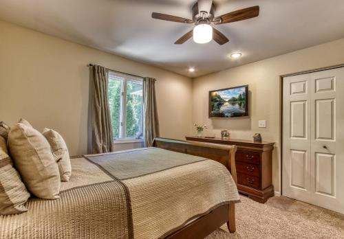 Memorable "Deer & Doe" by HoneyBearCabins 4BR 3BA, Mountain View Deck, Farmhouse Decor, Fireplace, 3 Acres photo 21
