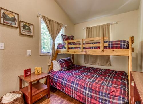 Memorable "Deer & Doe" by HoneyBearCabins 4BR 3BA, Mountain View Deck, Farmhouse Decor, Fireplace, 3 Acres photo 24
