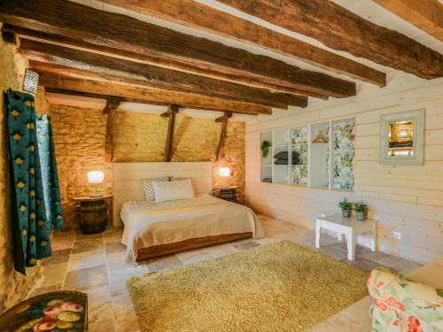 MontcabrierにあるLe Mas dAmourのベッドルーム1室(ベッド1台、ラグ2枚付)