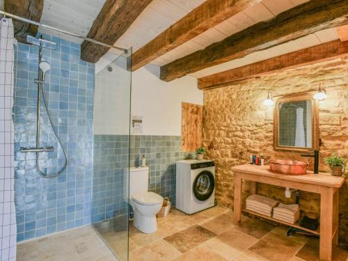 MontcabrierにあるLe Mas dAmourのシャワー、トイレ、洗面台を備えたバスルーム