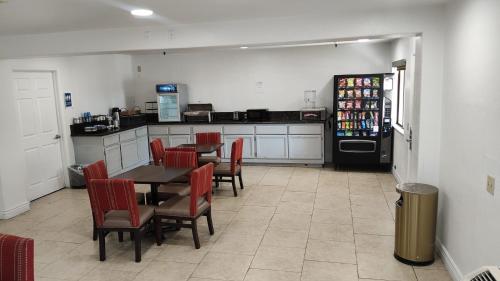 Kuchyň nebo kuchyňský kout v ubytování Rancho Cordova Inn