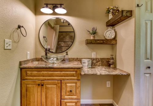 Memorable "Deer & Doe" by HoneyBearCabins 4BR 3BA, Mountain View Deck, Farmhouse Decor, Fireplace, 3 Acres photo 26