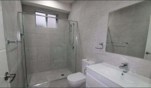 Koupelna v ubytování Spacious Famiy Living in the Heart of Marsden Park