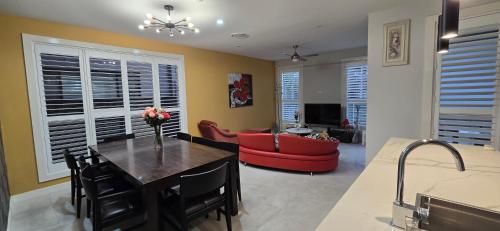 Posezení v ubytování Spacious Famiy Living in the Heart of Marsden Park