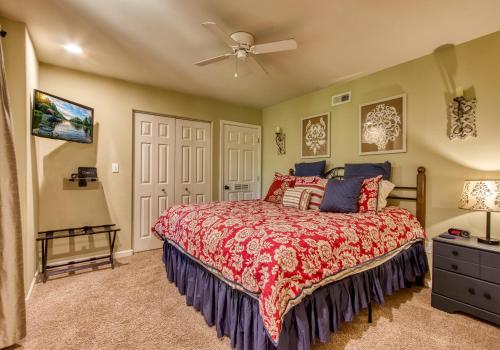 Memorable "Deer & Doe" by HoneyBearCabins 4BR 3BA, Mountain View Deck, Farmhouse Decor, Fireplace, 3 Acres photo 27