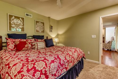 Memorable "Deer & Doe" by HoneyBearCabins 4BR 3BA, Mountain View Deck, Farmhouse Decor, Fireplace, 3 Acres photo 28