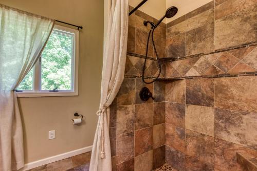 Memorable "Deer & Doe" by HoneyBearCabins 4BR 3BA, Mountain View Deck, Farmhouse Decor, Fireplace, 3 Acres photo 29