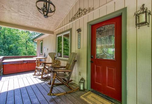 Memorable "Deer & Doe" by HoneyBearCabins 4BR 3BA, Mountain View Deck, Farmhouse Decor, Fireplace, 3 Acres photo 30