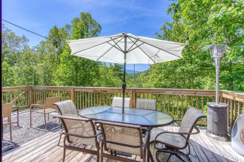 Memorable "Deer & Doe" by HoneyBearCabins 4BR 3BA, Mountain View Deck, Farmhouse Decor, Fireplace, 3 Acres photo 31
