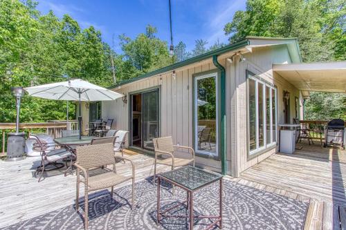 Memorable "Deer & Doe" by HoneyBearCabins 4BR 3BA, Mountain View Deck, Farmhouse Decor, Fireplace, 3 Acres photo 32