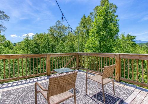 Memorable "Deer & Doe" by HoneyBearCabins 4BR 3BA, Mountain View Deck, Farmhouse Decor, Fireplace, 3 Acres photo 33