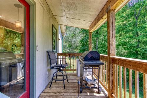 Memorable "Deer & Doe" by HoneyBearCabins 4BR 3BA, Mountain View Deck, Farmhouse Decor, Fireplace, 3 Acres photo 35