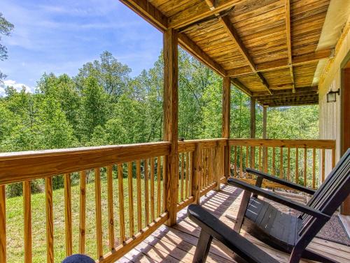 Memorable "Deer & Doe" by HoneyBearCabins 4BR 3BA, Mountain View Deck, Farmhouse Decor, Fireplace, 3 Acres photo 37