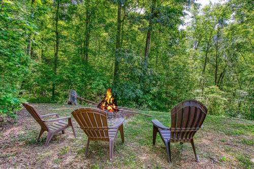 Memorable "Deer & Doe" by HoneyBearCabins 4BR 3BA, Mountain View Deck, Farmhouse Decor, Fireplace, 3 Acres photo 38