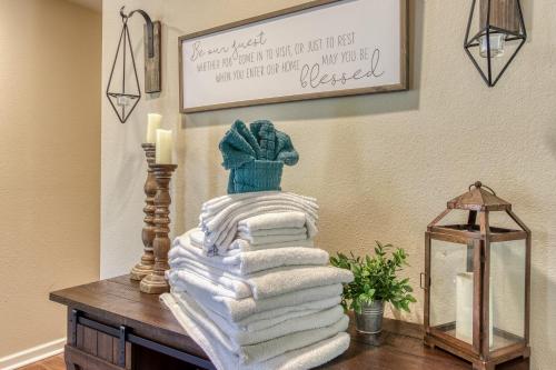 Memorable "Deer & Doe" by HoneyBearCabins 4BR 3BA, Mountain View Deck, Farmhouse Decor, Fireplace, 3 Acres photo 39