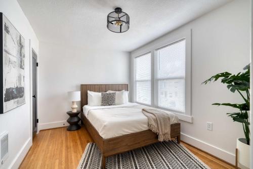 ein Schlafzimmer mit einem Bett und einem Fenster in der Unterkunft Stay Portland - La Casa Burnside -Local Eateries -Shops - Bars in Portland