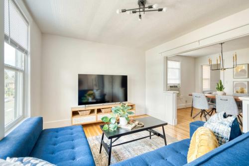 ein Wohnzimmer mit einem blauen Sofa und einem Tisch in der Unterkunft Stay Portland - La Casa Burnside -Local Eateries -Shops - Bars in Portland