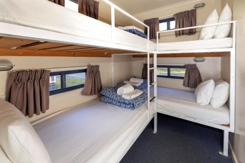 une chambre avec lits superposés dans un camping-car dans l'établissement Lakeside Forster Holiday Park, à Forster