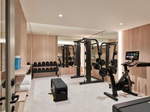 ein Fitnessraum mit Laufbandgeräten in der Unterkunft The Clarence Hotel Sydney in Sydney
