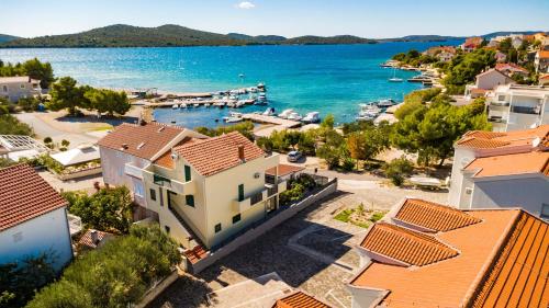Apartments by the sea Zaboric, Sibenik - 958