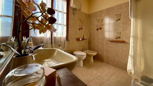 a bathroom with a tub and a toilet and a sink at Nottolini House - a 1 minuto dal centro di Lucca in Lucca