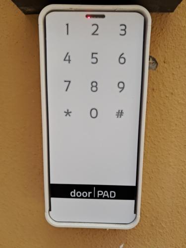 un gros plan d'une horloge iPod accrochée au mur dans l'établissement A casa do Caliaru, à Leonforte