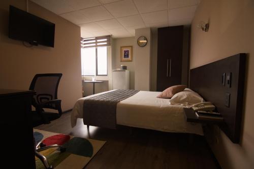 Postel nebo postele na pokoji v ubytování Hotel Italia - Tranvia Directo Centro & Aeropuerto - Negocios, Familias & Turistas