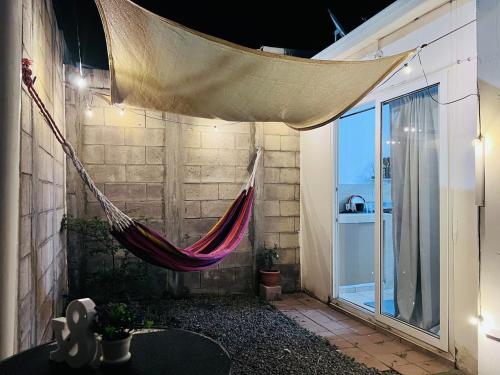 una hamaca colgada del costado de una casa en Lugar tranquilo, en Sitio Grande