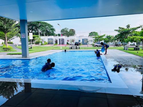 un grupo de niños jugando en una piscina en Lugar tranquilo, en Sitio Grande
