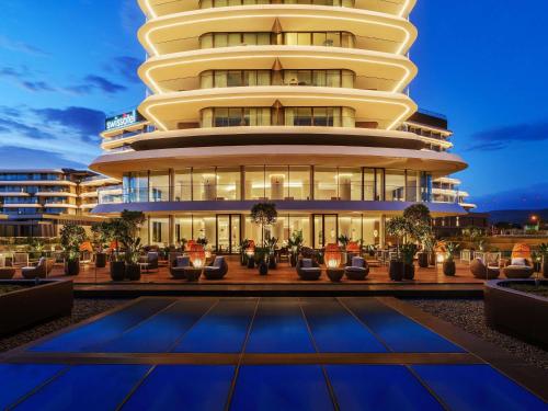 - une vue sur l'hôtel depuis la cour dans l'établissement Swissotel Resort And Spa Cesme, à Çeşme